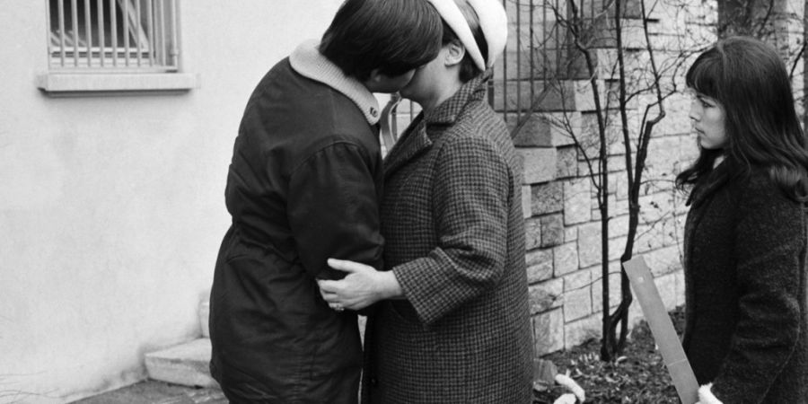 Bevor der Zivildienst eingeführt wurde, landeten Dienstverweigerer mitunter im Gefängnis: Der 21-jährige Johannes Tobler verabschiedet sich 1967 vor der Strafanstalt Hinwil von seine...