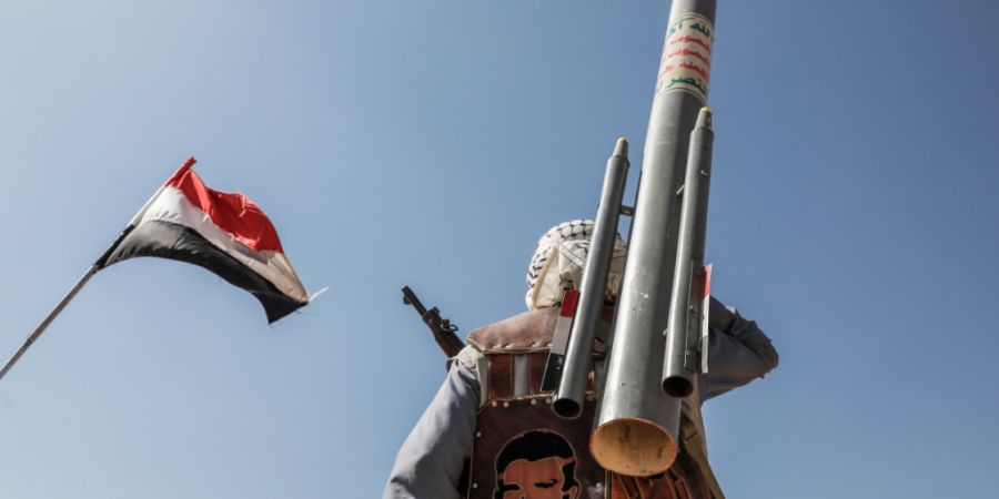 ARCHIV - Ein bewaffnetes Mitglied der vom Iran unterstützten Huthi-Miliz. Foto: Osamah Yahya/dpa/Symbolbild