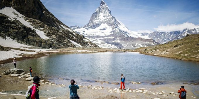 Die Touris zertrampeln auf dem Weg zu Riffelsee seltene Pflanzen. Riffelsee Touris Zermatt