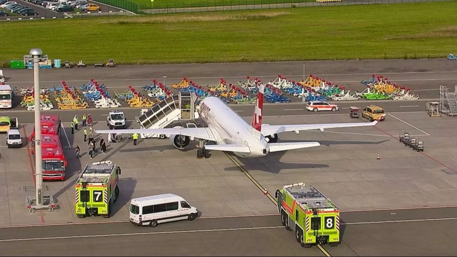 Am Flughafen Zürich standen am Freitagmorgen bei der Landung einer Swiss-Maschine mehrere Feuerwehrfahrzeuge bereit.