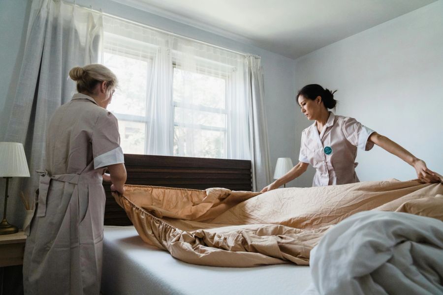 Viele Frauen arbeiten sonntags in Branchen wie Gastgewerbe, Gesundheitswesen und Detailhandel – hier eine Hotelreinigungskraft. (Symbilbild)