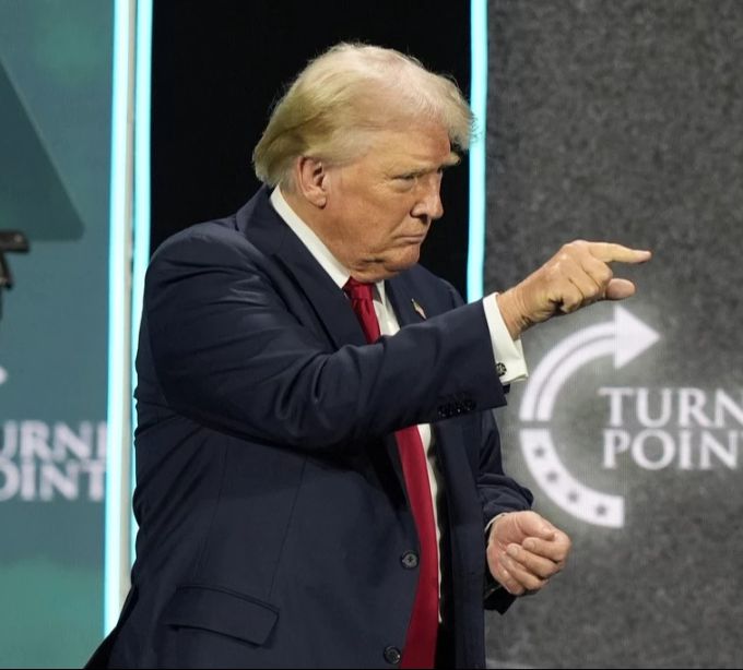 Donald Trump will Kamala Harris als radikale Linke darstellen. Kamala Harris