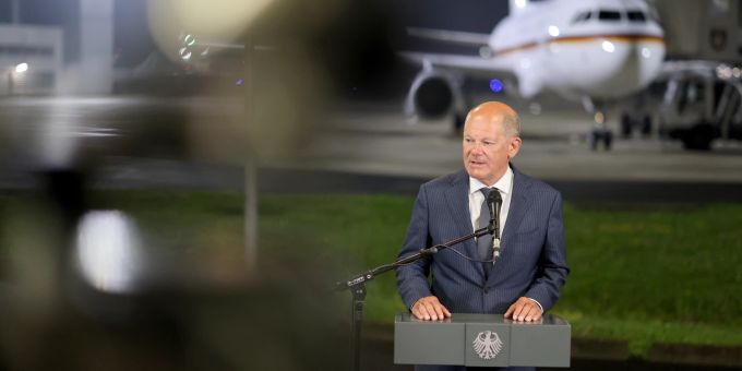 Olaf Scholz spricht zu den Medien, nachdem er die ausgetauschten Gefangenen bei ihrer Ankunft in einem Flugzeug auf dem militärischen Teil des Airports in Köln, am 1. August 2024, empfangen hat. EPA/CHRISTOPH REICHWEIN / POOL EPA-EFE/CHRISTOPH REICHWEIN / POOL Aircraft carrying exchanged German prisoner arrives in Bonn