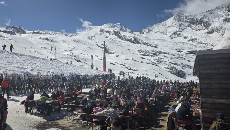 An einem Frühlings-Wochenende im April ist die Terrasse beim Morenia-Restaurant in Saas-Fee bis auf den letzten Platz gefüllt.