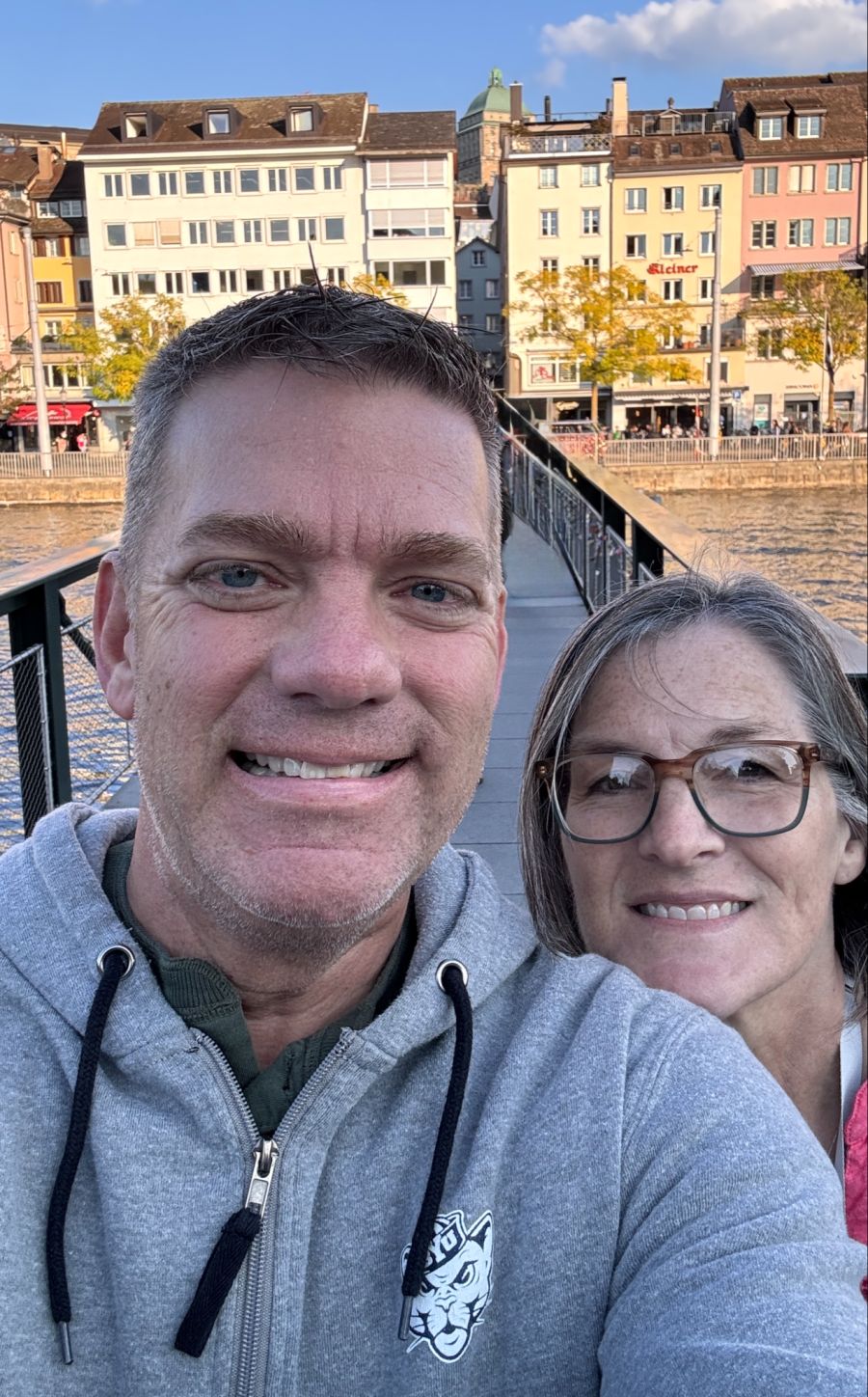 «Wir haben unsere gesamte Reise in die Schweiz einfach GELIEBT», erzählt Richard Andreasen. Im Bild: Richard und Lisa in Zürich.