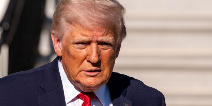 US-Präsident Donald Trump spricht mit Reportern. Foto: Alex Brandon/AP/dpa