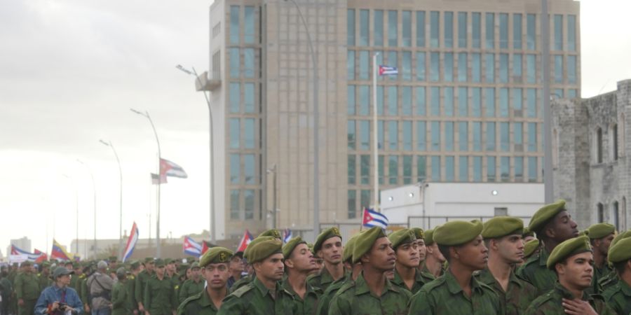 ARCHIV - Kubanische Soldaten marschieren vor der US-Botschaft während einer Kundgebung wegen der Tötung kubanischer Offiziere bei der US-Operation in Venezuela, bei der Präsident Mad...