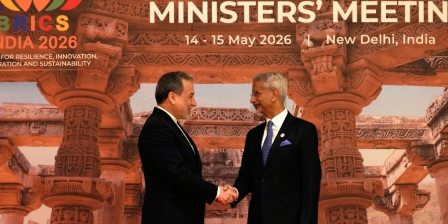 Der indische Außenminister Subrahmanyam Jaishankar (r) schüttelt dem iranischen Außenminister Abbas Araghtschi die Hand, als dieser zu einem zweitägigen Treffen der Brics-Staaten in...