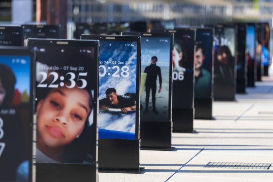 Die Veranstaltung ist eine Gedenkfeier für Menschen, die durch digitale Gewalt ums Leben gekommen sind.