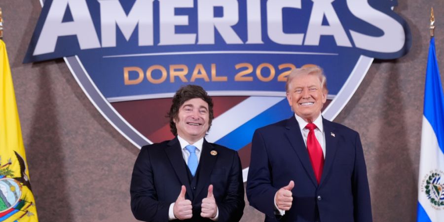 US-Präsident Donald Trump begrüßt den  argentinischen Präsidenten Javier Milei beim Gipfeltreffen «Shield of the Americas». Foto: Mark Schiefelbein/AP/dpa