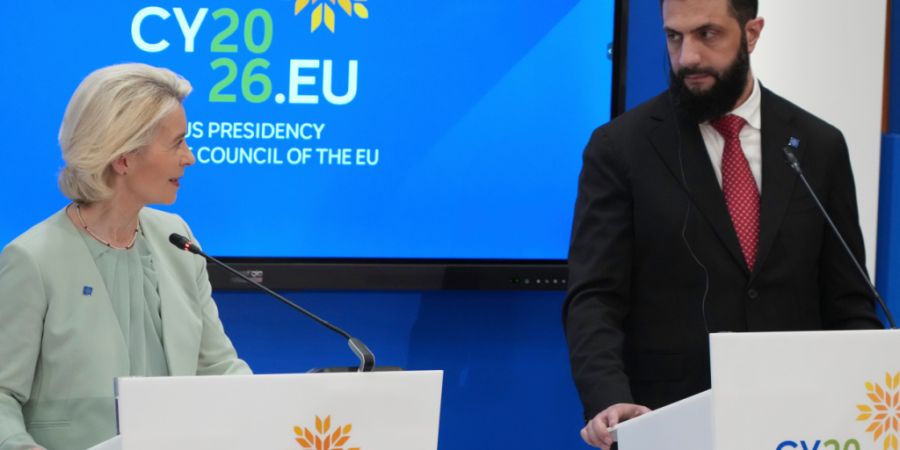 Die Präsidentin der Europäischen Kommission, Ursula von der Leyen (l), und der syrische Präsident Ahmad al-Sharaa bei einer Pressekonferenz nach dem EU-Gipfel. Foto: Petros Karadjias...