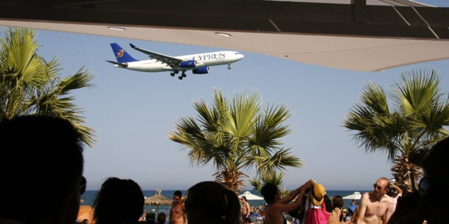 Zypern startet ein Hilfspaket, Griechenland setzt auf Erfahrung: Wie die beiden Länder versuchen, die Folgen des Iran-Kriegs für Urlauber und Beschäftigte abzufedern. (Symbolbild)