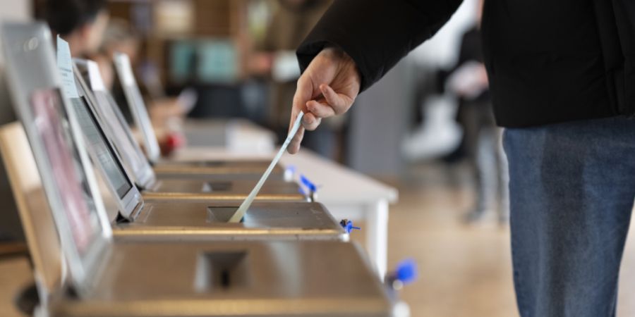 Noch bis am Mittag können die Bernerinnen und Berner ihre Stimme an der Urne abgeben. (Archivbild)