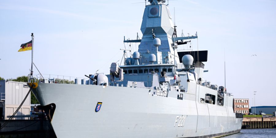 ARCHIV - Die Fregatte «Hessen» liegt im Hafen des Marinestützpunktes Wilhelmshaven. Vom Februar bis April 2024 war sie im Rahmen von EUNAVFOR (European Naval Force) Aspides im Roten ...
