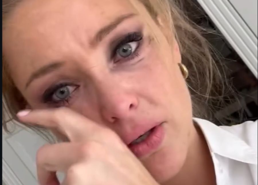 In ihrer Instagram-Story wischt sie sich immer wieder die Tränen aus den Augen. Die Therapie verträgt sie nicht gut.