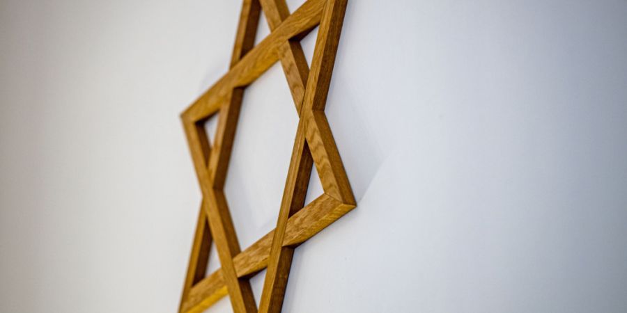 ARCHIV - Ein Davidstern im Gebetsraum einer Synagoge. Foto: David Inderlied/dpa/Archivbild