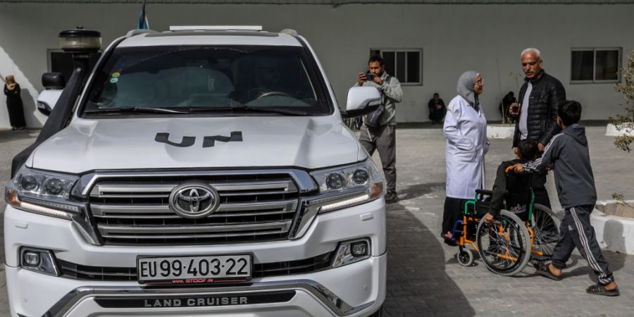 Palästinensische Patienten warten auf dem Gelände des Krankenhauses des Roten Halbmonds auf ihre Evakuierung aus dem Gazastreifen über den Grenzübergang Rafah nach Ägypten, um im A...