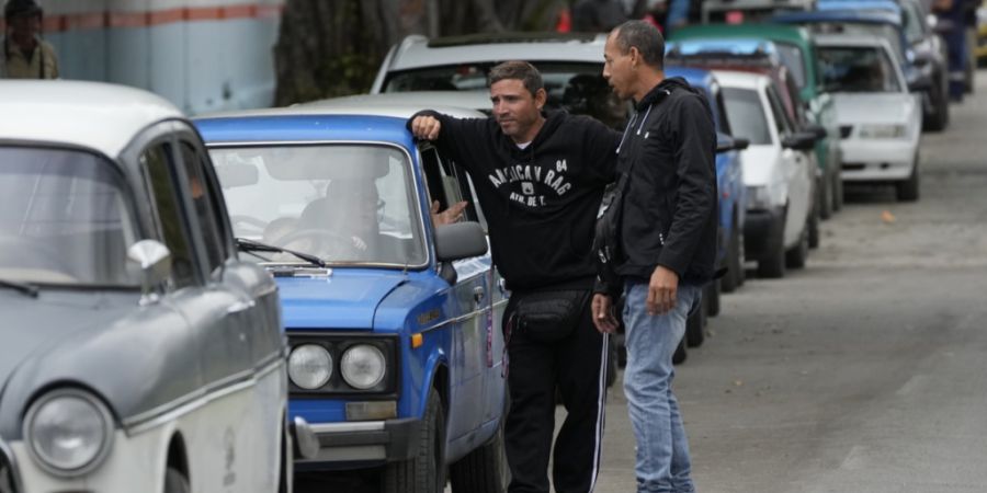 Autofahrer warten in einer langen Schlange vor einer Tankstelle in Kuba. Foto: Ramon Espinosa/AP/dpa