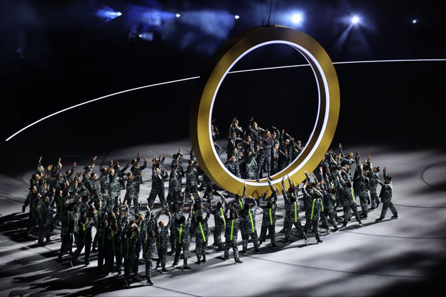 In einer aufwändigen Tanz-Zeremonie werden die Ringe im Stadion aufgehängt.