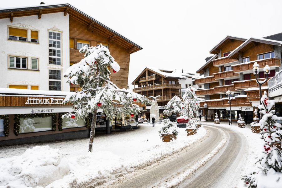 Ohne anhaltende mediale Präsenz werde sich der Tourismus in Crans-Montana langfristig wieder erholen, so der Experte.