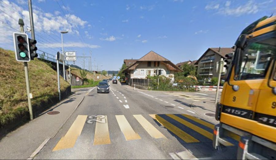So sieht es auf der anderen Seite der Unterführung (links) aus. Die Ampel auf der Hauptverkehrsachse wird nur rot, wenn ein Auto von der Seitenstrasse her die Unterführung passieren will.