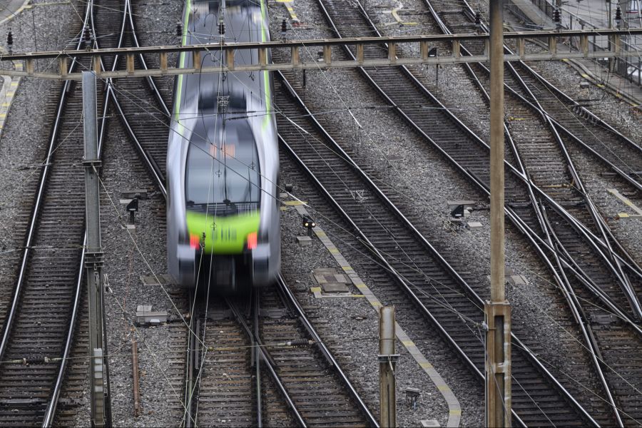 Ein Zug der BLS erfasste am Sonntag am Bahnhof Grenchen Nord einen Rentner. Ein Unbekannter hatte ihn auf das Gleis geschubst.
