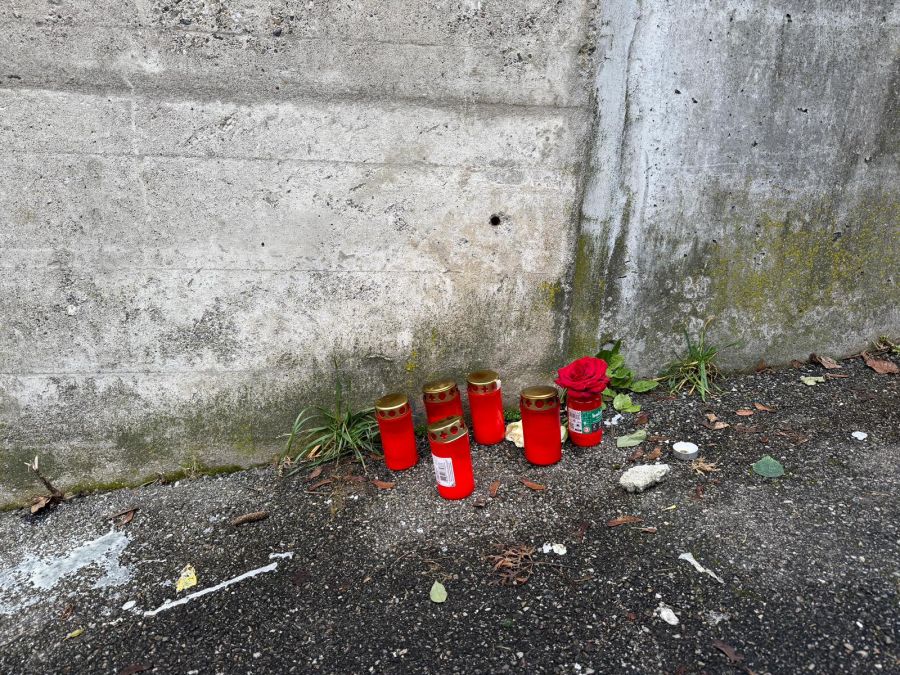 Kerzen erinnern an den tragischen Unfall.
