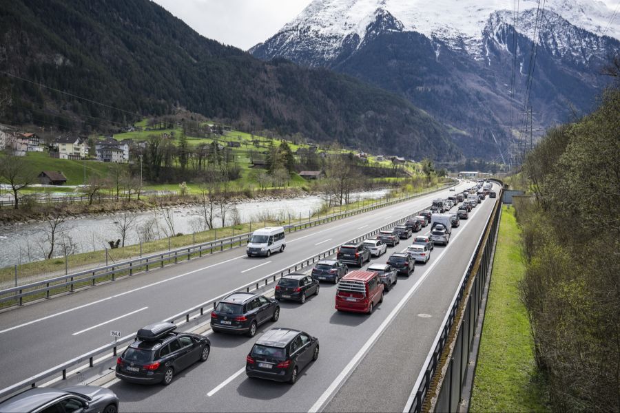 Auf der Nord-Süd-Achse ist vor allem vor dem Gotthard-Tunnel mit langen Wartezeiten zu rechnen. (Archivbild)