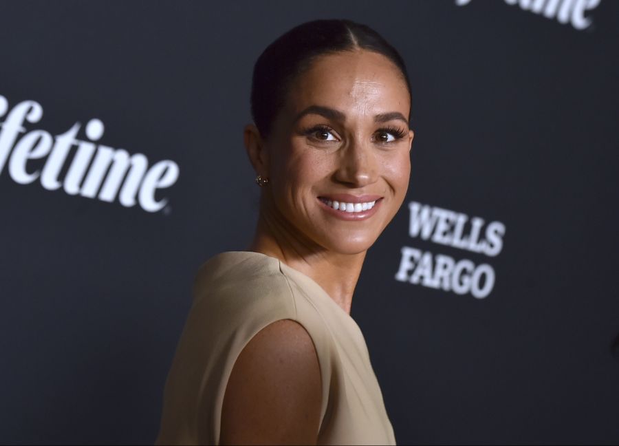 Meghan Markle war bei der Krönung nicht mit dabei - wurde aber dennoch zum Gesprächsthema.