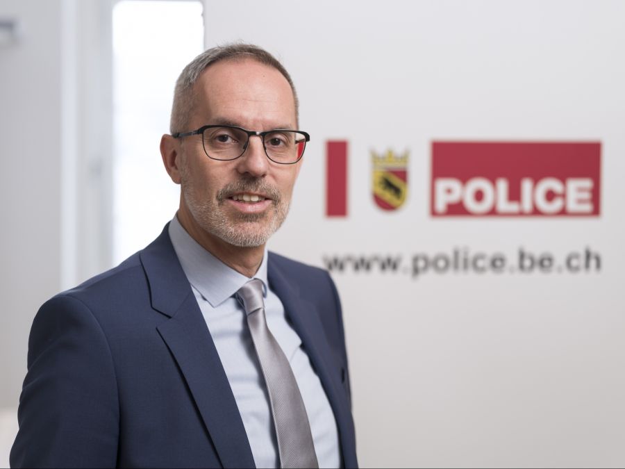 Kritiker wie Christian Brenzikofer, Kommandant der Kantonspolizei Bern und Vizepräsident der Konferenz der kantonalen Polizeikommandanten, warnen: Das verzögert Verfahren und kann Aussagen beeinflussen.