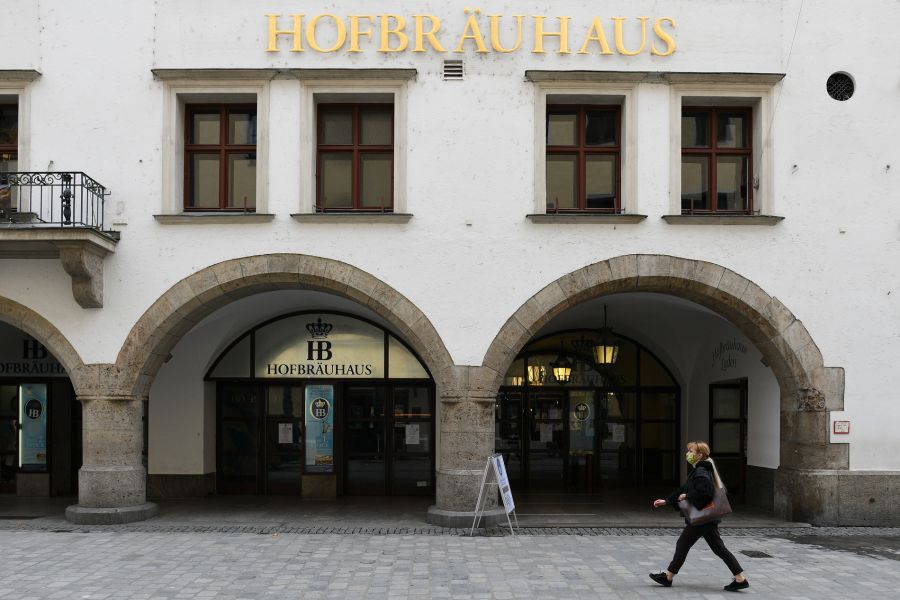 Ein Gast hat 1976 im Hofbräuhaus in München  einen Bierkrug mitgehen lassen.
