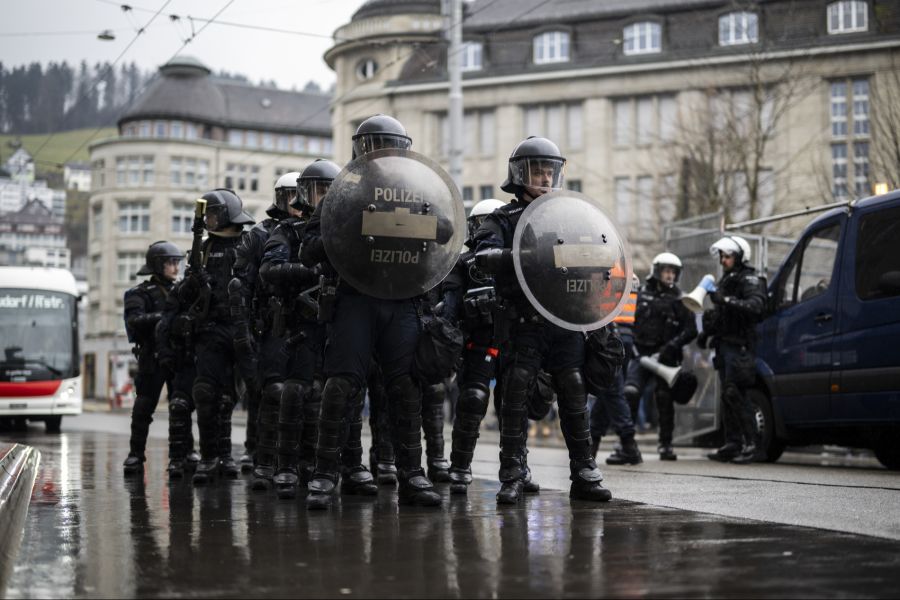 Statt einer stationären Versammlung bewegte sich der Zug dennoch durch die Altstadt. Die Polizei verzichtete dabei darauf, den Demozug zu stoppen.