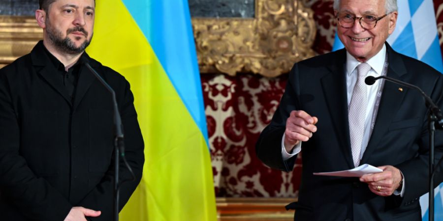 Wolodymyr Selenskyj (l), Präsident der Ukraine, und Wolfgang Ischinger, Leiter der Sicherheitskonferenz, stehen in der Residenz vor der Verleihung des Ewald-von-Kleist-Preis. Der diesj...