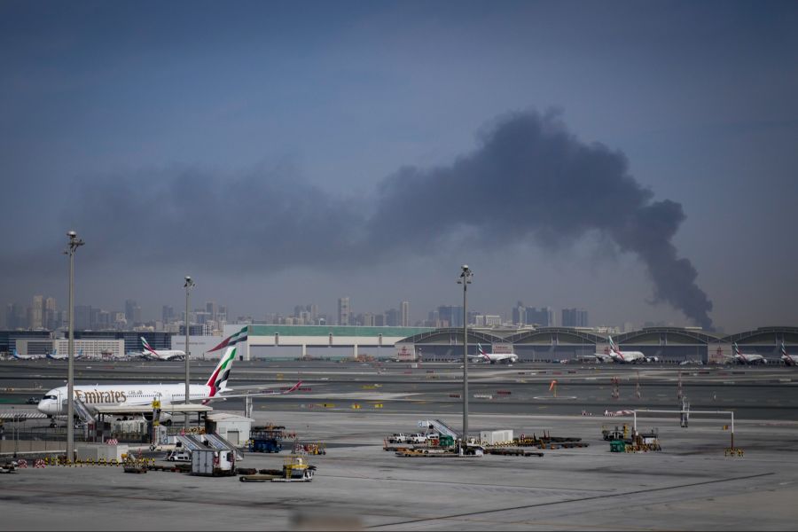 Wann der Flugbetrieb wieder vollständig aufgenommen werden kann, bleibt unklar. Im Bild: Der Flughafen Dubai am Sonntag.