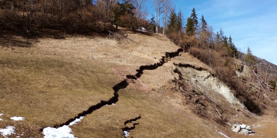 Der Erdriss im Val d'Anniviers ist fast 250 Meter lang und zwischen 80 Zentimeter und 1 Meter breit.