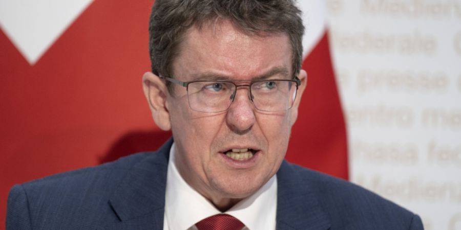 Medienminister Albert Rösti sieht das deutliche Nein zur Halbierungsinitiative nicht als Nein zu der vom Bundesrat beschlossenen Gebührensenkung auf 300 Franken.