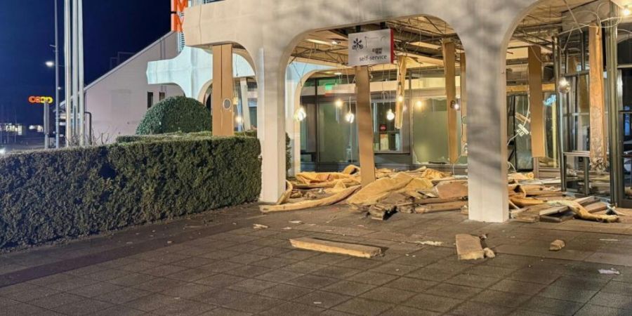 Die Sprengung eines Bankomaten in Breitenbach SO in der Nacht auf Freitag hat ein Bild der Verwüstung hinterlassen. Die mutmasslichen Täter wurden in den Niederlanden verhaftet. (Arch...