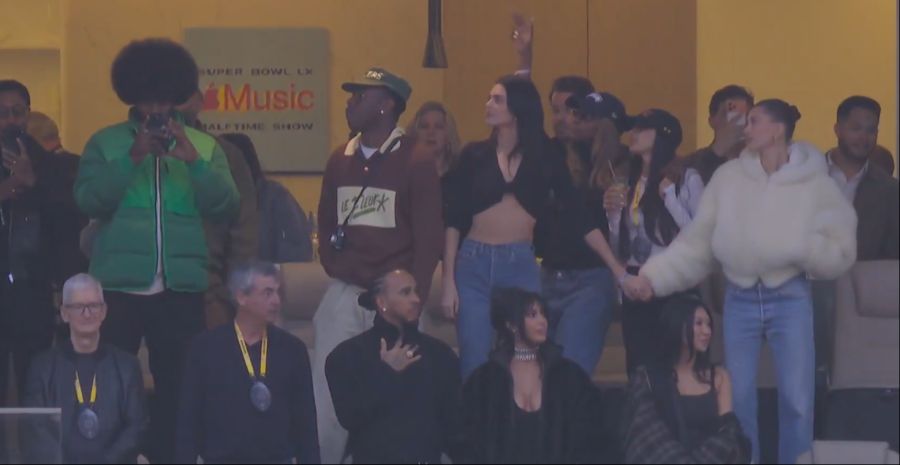 Auch Kendall Jenner (hinter Kim Kardashian) und Hailey Bieber (rechts in hellen Jeans und weisser Kuscheljacke) verfolgten den Super Bowl.