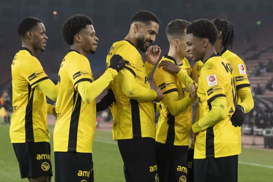 Die Spieler von YB feiern den Führungstreffer gegen GC.