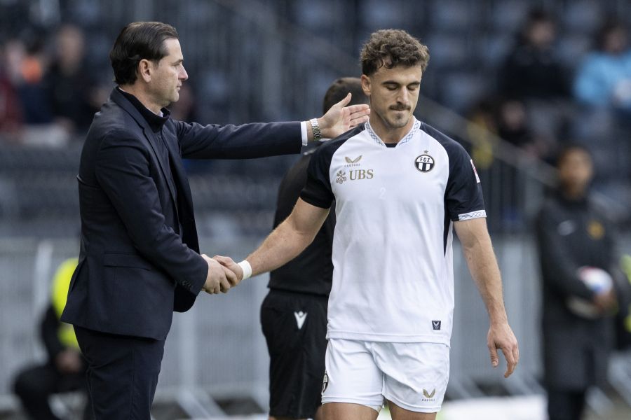 YB-Coach Seoane klatscht fair mit dem Zürcher ab und weiss: 70 Minuten in Überzahl stehen bevor.