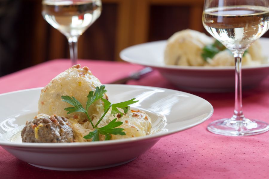 Die Gefillde bestehen aus Kartoffeln und werden nach Belieben mit Lebewerwurst und Lauch, Hackfleisch oder beidem gefüllt. Oft wird dazu selbstgemachtes Sauerkraut serviert.