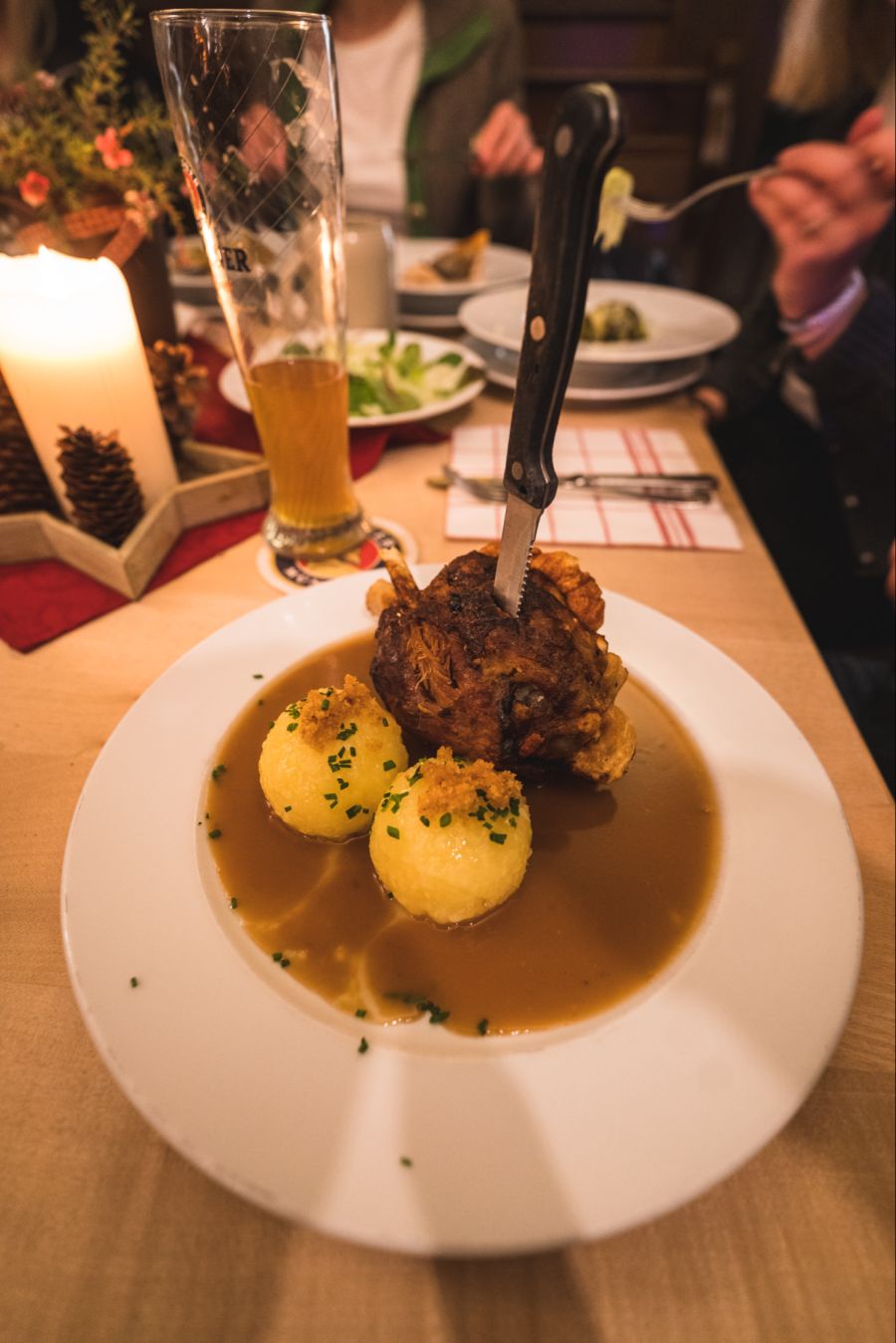 Typisch in Bayern: Eine Schweinshaxe mit Knödeln.