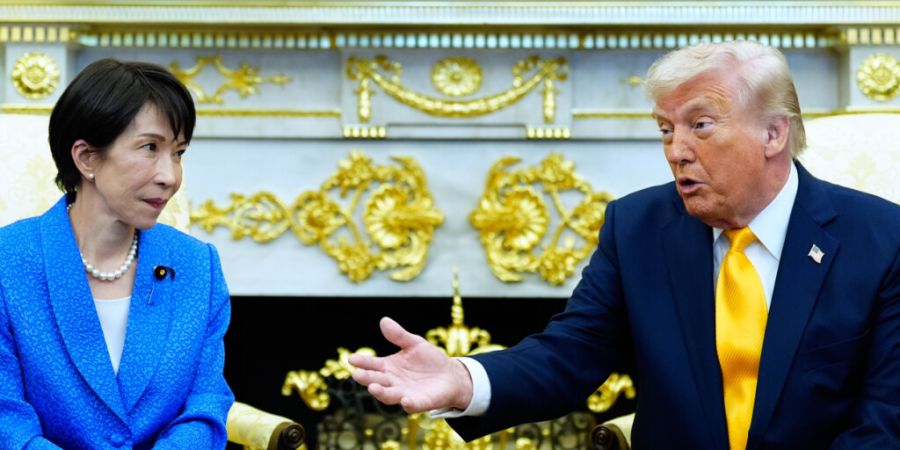 ARCHIV - Präsident Donald Trump spricht mit Japans Premierministerin Sanae Takaichi im Oval Office des Weißen Hauses. Foto: Alex Brandon/AP/dpa