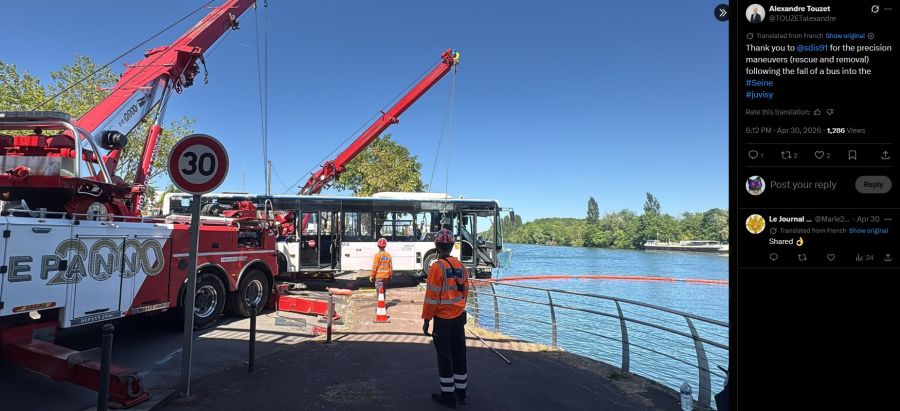 Die junge Frau befand sich auf einer Erkundungsfahrt – schon in der ersten Kurve landete der Bus im Wasser.