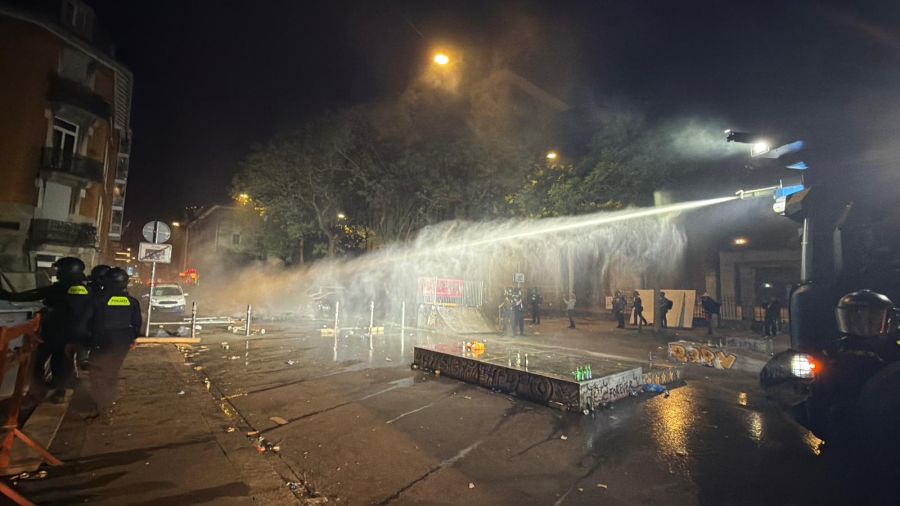 Die Stadtpolizei reagierte auf die Scharmützel in der Langstrasse und der Hohlstrasse mit dem Einsatz eines Wasserwerfers.
