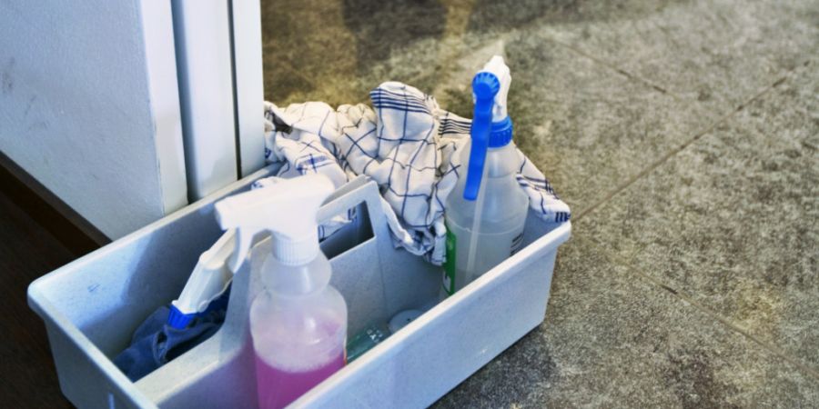 Eine 59-jährige Putzfrau stürzte in einem Gebäude in Wassen UR in die Tiefe. (Symbolbild)