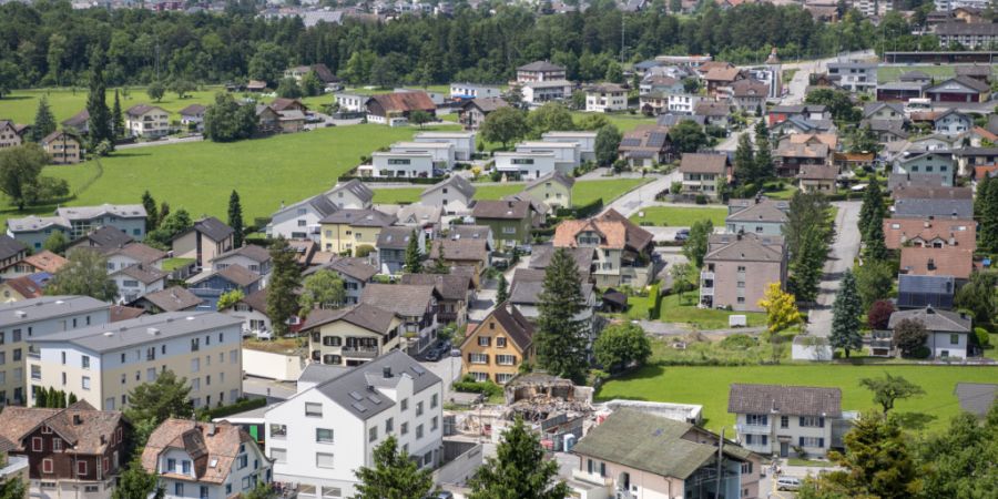Das Verkehrsaufkommen in der Urner Gemeinde Schattdorf nahm in den letzten Monaten einzig auf der Dorfstrasse zu. (Dorfansicht aus dem Archiv)