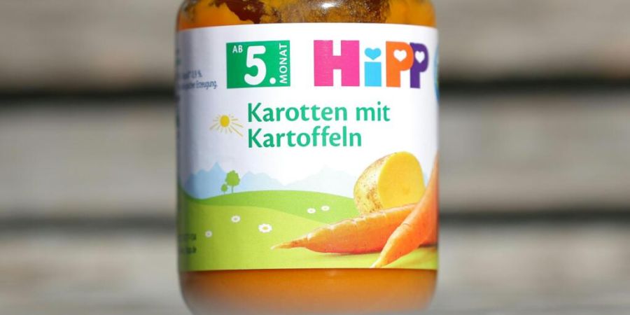 Hipp-Babykostgläschen stehen auf einem Tisch. Hipp hat sein gesamtes Babykostgläschen-Sortiment bei Spar Österreich zurückgerufen. Foto: Tobias Steinmaurer/APA/dpa