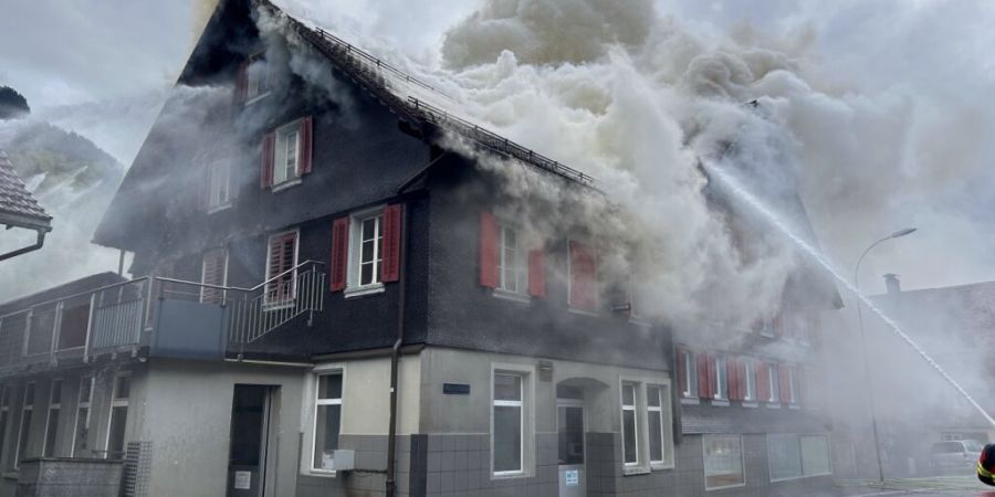 Wegen eines Blitzeinschlags brannte dieses Haus in Muotathal.