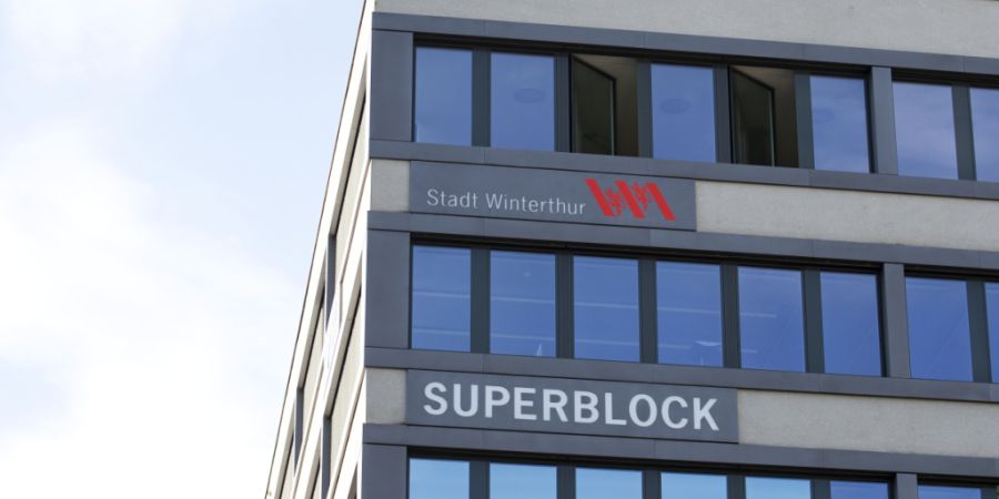 Die Stadt Winterthur muss sparen und geht bei einem Schulhausbau über die Bücher. (Symbolbild)